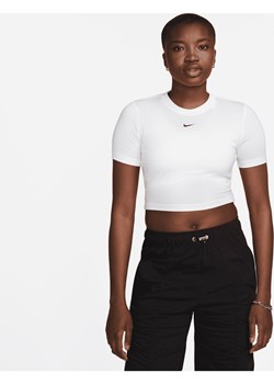 Damski T-shirt o krótkim dopasowanym kroju Nike Sportswear Essential - Biel ze sklepu Nike poland w kategorii Bluzki damskie - zdjęcie 161522411