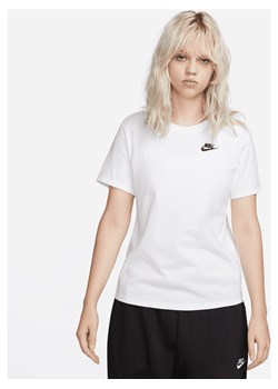 T-shirt damski Nike Sportswear Club Essentials - Biel ze sklepu Nike poland w kategorii Bluzki damskie - zdjęcie 161522574
