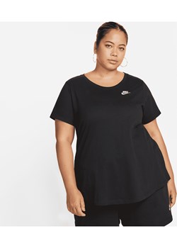 T-shirt damski Nike Sportswear Club Essentials (duże rozmiary) - Czerń ze sklepu Nike poland w kategorii Bluzki damskie - zdjęcie 161522773