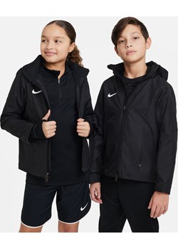 Przeciwdeszczowa kurtka piłkarska dla dużych dzieci Nike Storm-FIT Academy23 - Czerń ze sklepu Nike poland w kategorii Kurtki chłopięce - zdjęcie 161522774