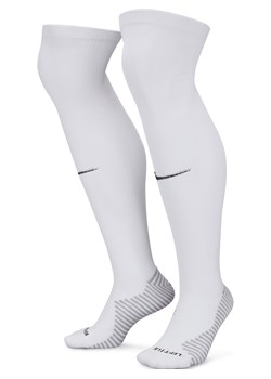 Skarpety piłkarskie do kolan Nike Dri-FIT Strike - Biel ze sklepu Nike poland w kategorii Skarpetogetry piłkarskie - zdjęcie 161523670