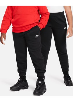 Joggery dla dużych dzieci Nike Sportswear Club Fleece (szersze rozmiary) - Czerń ze sklepu Nike poland w kategorii Spodnie chłopięce - zdjęcie 161524100