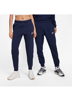Joggery Nike Sportswear Club Fleece - Niebieski ze sklepu Nike poland w kategorii Spodnie męskie - zdjęcie 161526310