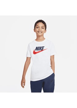 Bawełniany T-shirt dla dużych dzieci Nike Sportswear - Biel ze sklepu Nike poland w kategorii T-shirty chłopięce - zdjęcie 161526422