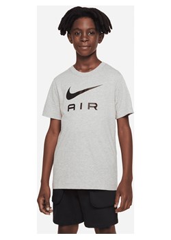 T-shirt dla dużych dzieci (chłopców) Nike Sportswear - Szary ze sklepu Nike poland w kategorii T-shirty chłopięce - zdjęcie 161527004