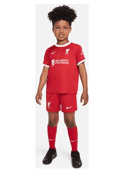 Trzyczęściowy strój dla małych dzieci Nike Dri-FIT Liverpool F.C. 2023/24 (wersja domowa) - Czerwony ze sklepu Nike poland w kategorii Komplety chłopięce - zdjęcie 161527544