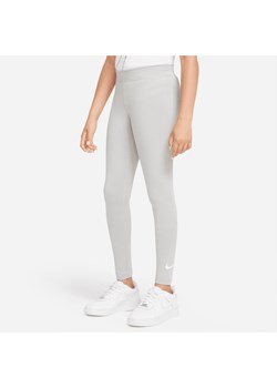 Legginsy dla dużych dzieci (dziewcząt) z logo Swoosh Nike Sportswear Favorites - Szary ze sklepu Nike poland w kategorii Spodnie dziewczęce - zdjęcie 161527741