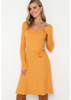 Żółta Sweterkowa Sukienka Rozkloszowana z Wiązanym Paskiem Florentame ze sklepu Born2be Odzież w kategorii Sukienki - zdjęcie 161560950