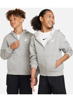 Bluza z kapturem i zamkiem na całej długości dla dużych dzieci Nike Sportswear Club Fleece - Szary ze sklepu Nike poland w kategorii Bluzy chłopięce - zdjęcie 161610080
