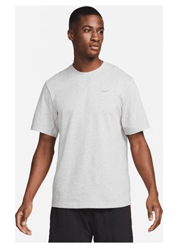Męska uniwersalna koszulka z krótkim rękawem Dri-FIT Nike Primary - Szary ze sklepu Nike poland w kategorii T-shirty męskie - zdjęcie 161610144