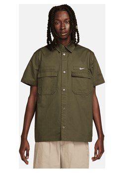 Męska tkana koszula wojskowa z krótkim rękawem i zapięciem na guziki Nike Life - Zieleń ze sklepu Nike poland w kategorii Koszule męskie - zdjęcie 161610340
