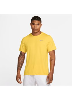 Męska koszulka z krótkim rękawem do biegania Nike Dri-FIT UV Miler - Żółty ze sklepu Nike poland w kategorii T-shirty męskie - zdjęcie 161610690