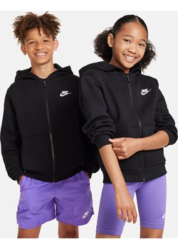Bluza z kapturem i zamkiem na całej długości dla dużych dzieci Nike Sportswear Club Fleece - Czerń ze sklepu Nike poland w kategorii Bluzy chłopięce - zdjęcie 161610804