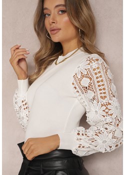Biały Sweter z Bufiastym i Koronkowym Rękawem Haidione ze sklepu Renee odzież w kategorii Swetry damskie - zdjęcie 161636254