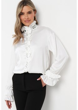 Biała Koszula z Satynowej Tkaniny ze Stójką i Falbankami oraz Cyrkoniami Odello ze sklepu Born2be Odzież w kategorii Koszule damskie - zdjęcie 161655190