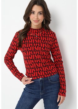 Czerwona Krótka Bawełniana Bluzka z Półgolfem w Print z Napisów Evaelle ze sklepu Born2be Odzież w kategorii Bluzki damskie - zdjęcie 161655360
