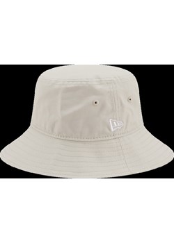 Męski bucket hat kapelusz NEW ERA NE ESSENTIAL TAPERED BUCKET - biały ze sklepu Sportstylestory.com w kategorii Kapelusze męskie - zdjęcie 161669534