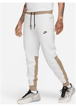 Joggery męskie Nike Sportswear Tech Fleece - Biel ze sklepu Nike poland w kategorii Spodnie męskie - zdjęcie 161708513
