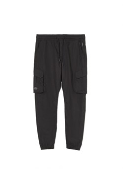 Cropp - Czarne joggery z kieszeniami cargo - czarny ze sklepu Cropp w kategorii Spodnie męskie - zdjęcie 161765631