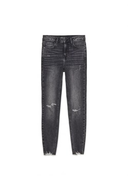 Cropp - Ciemnoszare jeansy skinny z postrzępieniem - szary ze sklepu Cropp w kategorii Jeansy damskie - zdjęcie 161768441