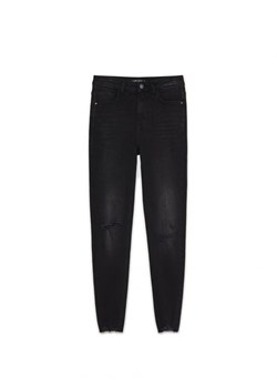 Cropp - Czarne jeansy skinny z postrzępieniem - czarny ze sklepu Cropp w kategorii Jeansy damskie - zdjęcie 161768442