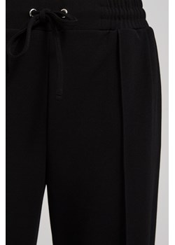 Spodnie z szerokimi nogawkami i wiązaniem w talii czarne ze sklepu Moodo.pl w kategorii Spodnie damskie - zdjęcie 161808622
