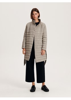 Reserved - Pikowany płaszcz z wiązaniem - jasnoszary ze sklepu Reserved w kategorii Płaszcze damskie - zdjęcie 161857881