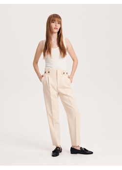 Reserved - Spodnie z kantem - złamana biel ze sklepu Reserved w kategorii Spodnie damskie - zdjęcie 161936811