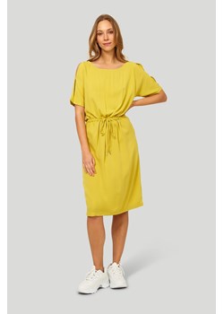 Wiskozowa sukienka damska z ozdobnymi rozcięciami na rękawach - żółta ze sklepu 5.10.15 w kategorii Sukienki - zdjęcie 161971750