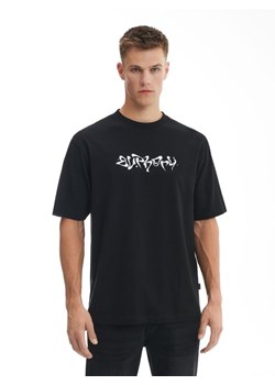 Cropp - Czarny t-shirt z kontrastowym nadrukiem - czarny ze sklepu Cropp w kategorii T-shirty męskie - zdjęcie 162054362