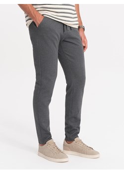 Dzianinowe spodnie męskie z gumką w pasie - ciemnoszare V2 OM-PACP-0116 ze sklepu ombre w kategorii Spodnie męskie - zdjęcie 162057872