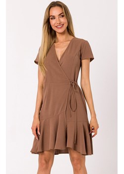 Sukienka kopertowa z falbaną czekoladowa M741, Kolor czekoladowy, Rozmiar L, MOE ze sklepu Primodo w kategorii Sukienki - zdjęcie 162083254