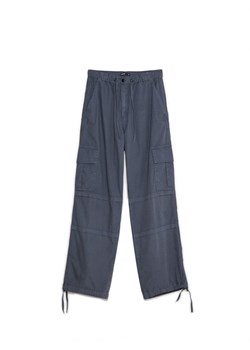Cropp - Gładkie spodnie z szerokimi nogawkami - fioletowy ze sklepu Cropp w kategorii Spodnie damskie - zdjęcie 162118261