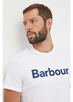 Barbour t-shirt bawełniany kolor biały z nadrukiem ze sklepu ANSWEAR.com w kategorii T-shirty męskie - zdjęcie 162129372