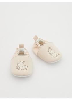 Reserved - Miękkie kapcie Moomin - beżowy ze sklepu Reserved w kategorii Buciki niemowlęce - zdjęcie 162214904