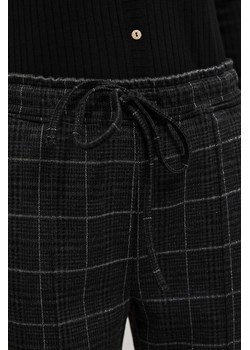 Spodnie w kratę czarne ze sklepu Moodo.pl w kategorii Spodnie damskie - zdjęcie 162354630