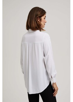 Koszula z ozdobnymi guzikami na dekolcie i rękawach biała ze sklepu Moodo.pl w kategorii Koszule damskie - zdjęcie 162354740