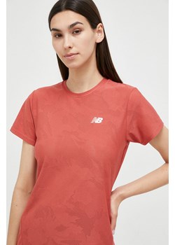 New Balance t-shirt do biegania Q Speed kolor czerwony ze sklepu ANSWEAR.com w kategorii Bluzki damskie - zdjęcie 162358482