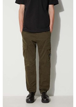 C.P. Company spodnie STRETCH SATEEN CARGO PANTS męskie kolor zielony w fasonie cargo 15CMPA186A005529G ze sklepu PRM w kategorii Spodnie męskie - zdjęcie 162359982