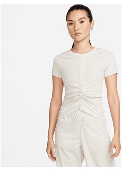Damska prążkowana koszulka z krótkim rękawem o skróconym kroju w nowoczesnym stylu Nike Sportswear Essentials - Brązowy ze sklepu Nike poland w kategorii Bluzki damskie - zdjęcie 162395194