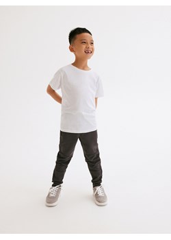 Reserved - Gładki t-shirt basic - biały ze sklepu Reserved w kategorii T-shirty chłopięce - zdjęcie 162423822