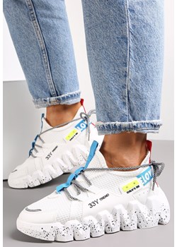 Białe Siateczkowe Sneakersy na Płaskiej Podeszwie ze Żłobieniami i Ozdobnymi Napisami Desirae ze sklepu renee.pl w kategorii Buty sportowe damskie - zdjęcie 162447684