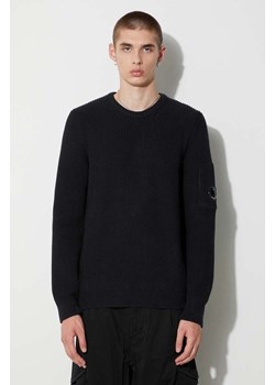 C.P. Company sweter FULL RIB CREW NECK JUMPER męski kolor czarny ciepły 15CMKN077A006608A ze sklepu PRM w kategorii Swetry męskie - zdjęcie 162501533