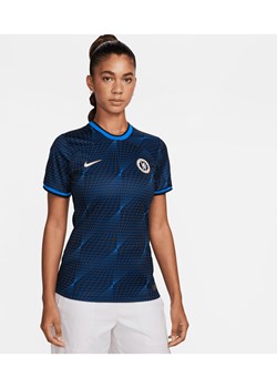 Damska koszulka piłkarska Nike Dri-FIT Chelsea F.C. Stadium 2023/24 (wersja wyjazdowa) - Niebieski ze sklepu Nike poland w kategorii Bluzki damskie - zdjęcie 162506172