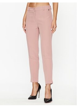 Maryley Spodnie materiałowe 23IB52Z/41CA Różowy Regular Fit ze sklepu MODIVO w kategorii Spodnie damskie - zdjęcie 162510233