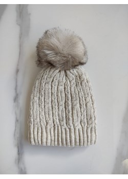 jasnobeżowa czapka zimowa valeria z drobnym splotem ze sklepu STYLOWO w kategorii Czapki zimowe damskie - zdjęcie 162513451