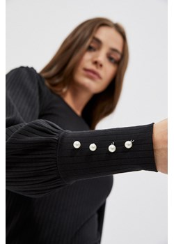 Bluzka z półgolfem i guzikami na rękawach czarna ze sklepu Moodo.pl w kategorii Bluzki damskie - zdjęcie 162543611
