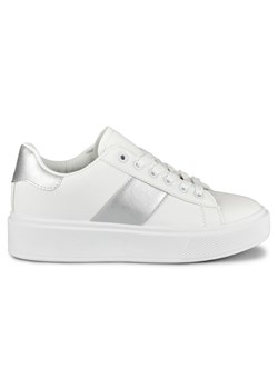 Białe sneakersy damskie na platformie ze srebrnym dodatkiem ze sklepu ButyModne.pl w kategorii Buty sportowe damskie - zdjęcie 162545864