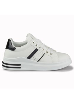 Klasyczne czarno-białe sneakersy damskie ze sklepu ButyModne.pl w kategorii Buty sportowe damskie - zdjęcie 162545933