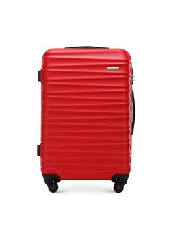 Średnia walizka z ABS-u z żebrowaniem czerwona ze sklepu WITTCHEN w kategorii Walizki - zdjęcie 162727221